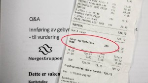  - I et internt notat til butikkene skriver Norgesgruppen at de i løpet av 2015 trolig vil innføre gebyr ved bruk av kredittkort, kontaktløs betaling og kontantuttak. En egen varelinje er allerede opprettet på kundekvitteringen i butikkene.