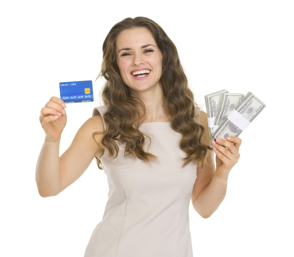 Fordelene med kredittkort versus kontanter