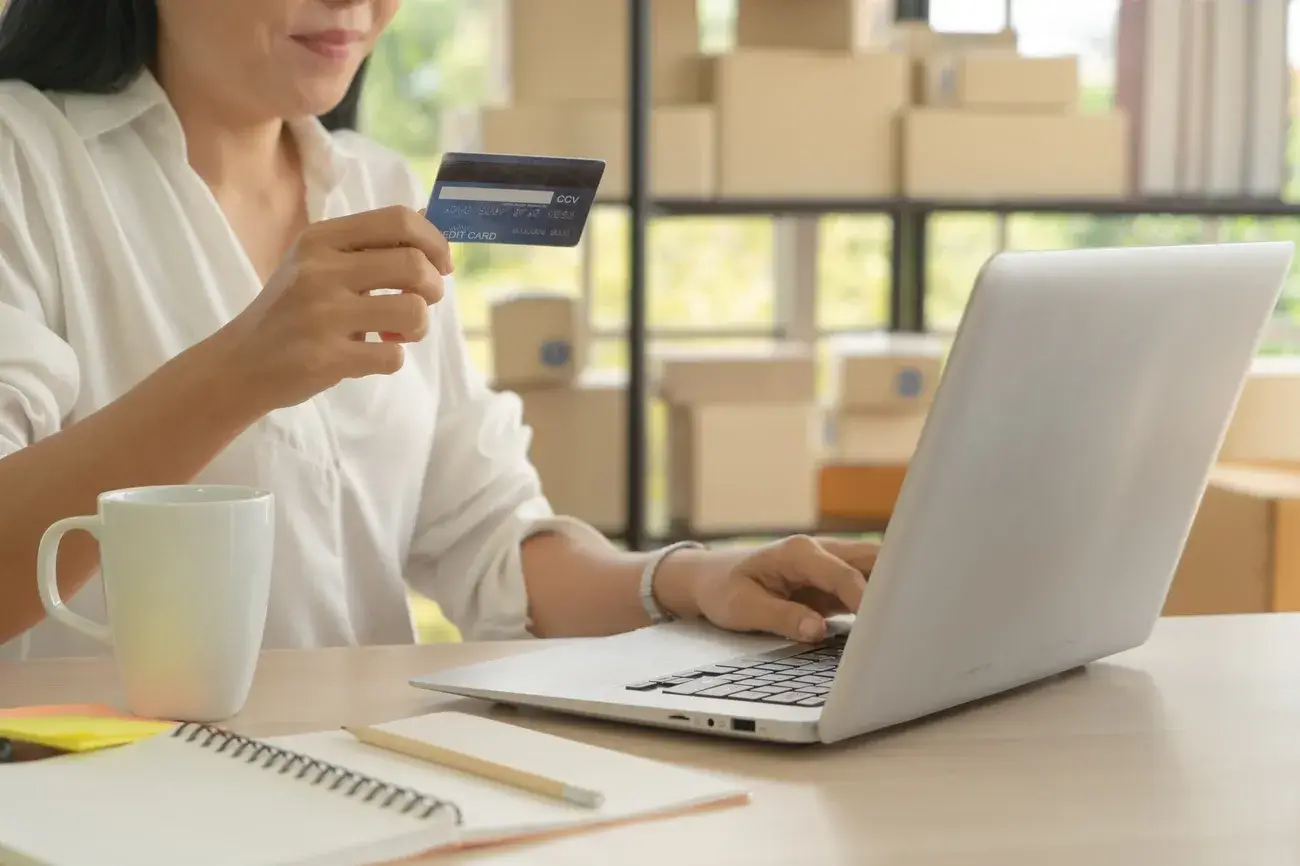 Kvinne handler på nettet med kort