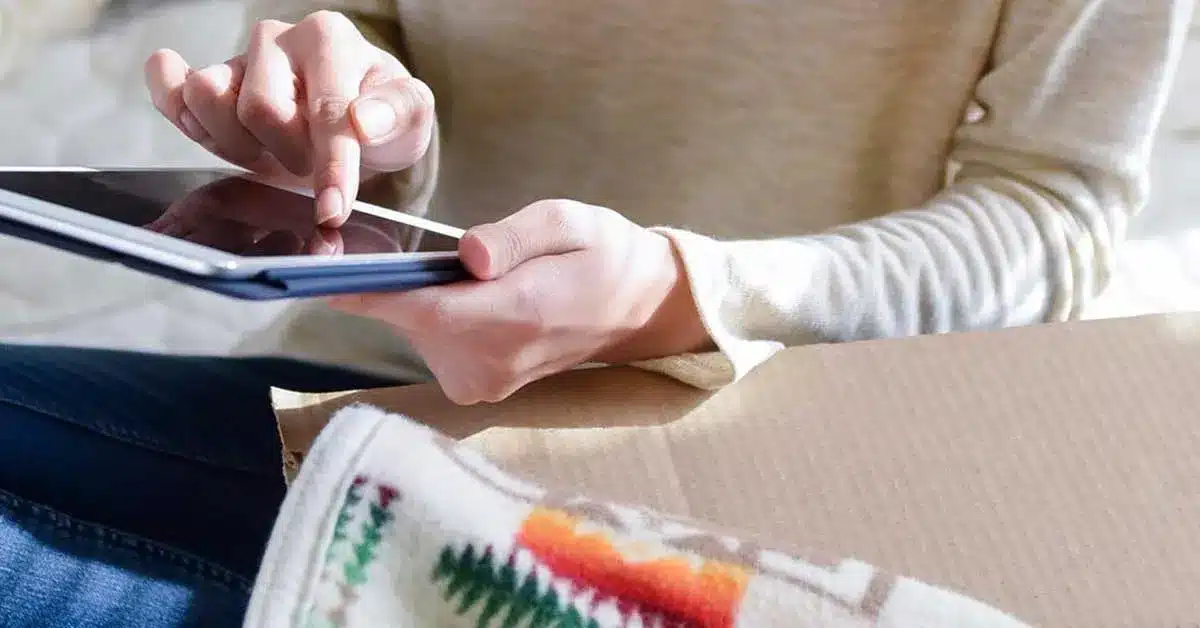 Person bruker nettbrett på gulvet